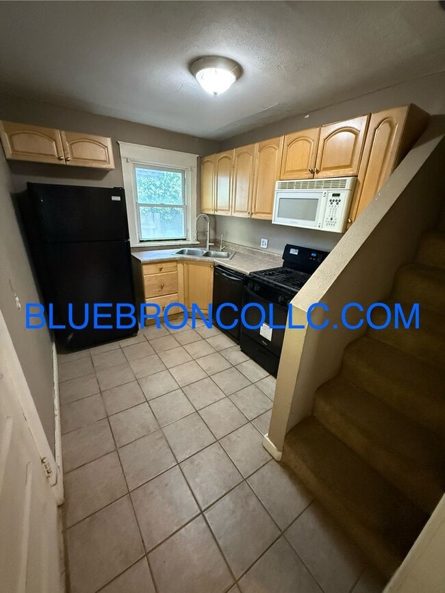 Building Photo - Beautiful house in Kansas City with a lot ...
