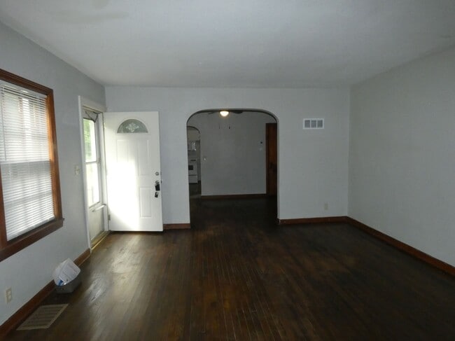 Building Photo - 4701 N Green Hills Rd