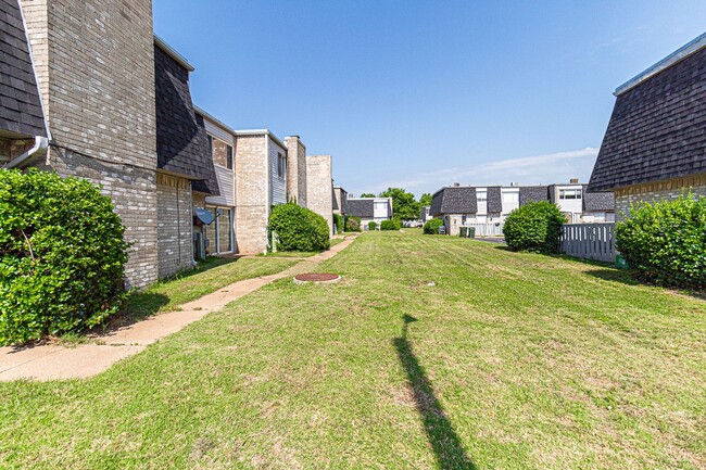 Building Photo - Renovated Condo in Norman!