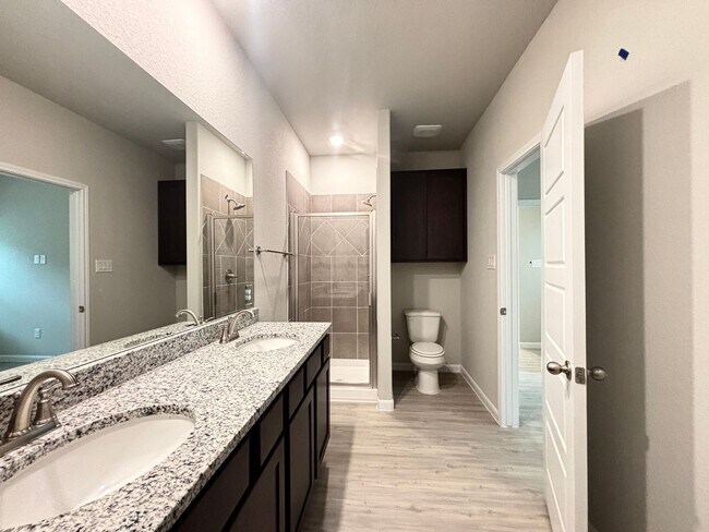 Building Photo - Stunning New Duplex Home in Seguin