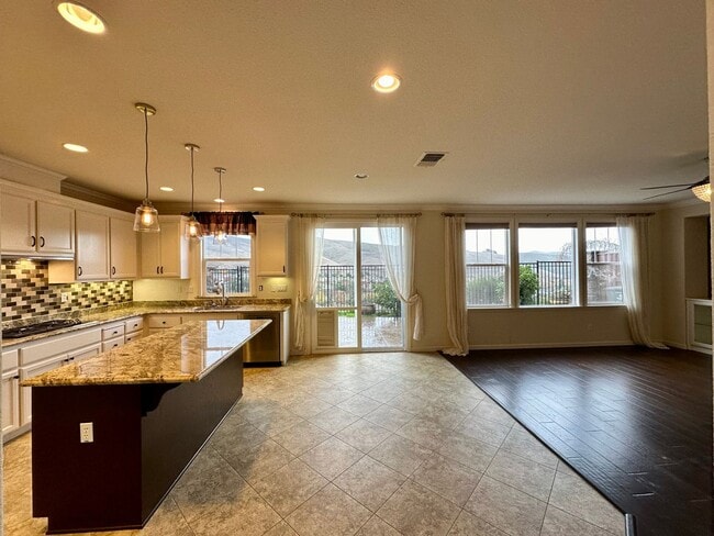 Building Photo - Large 4 Bedroom House in Hiddenbrook Commu...