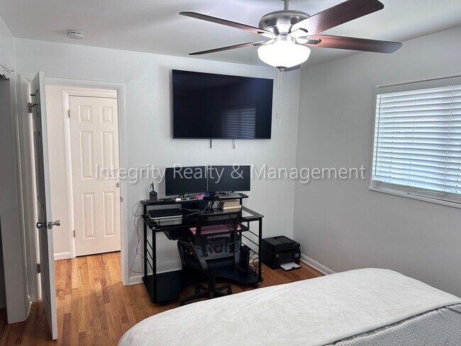 Building Photo - 3367 W Arlington Ave