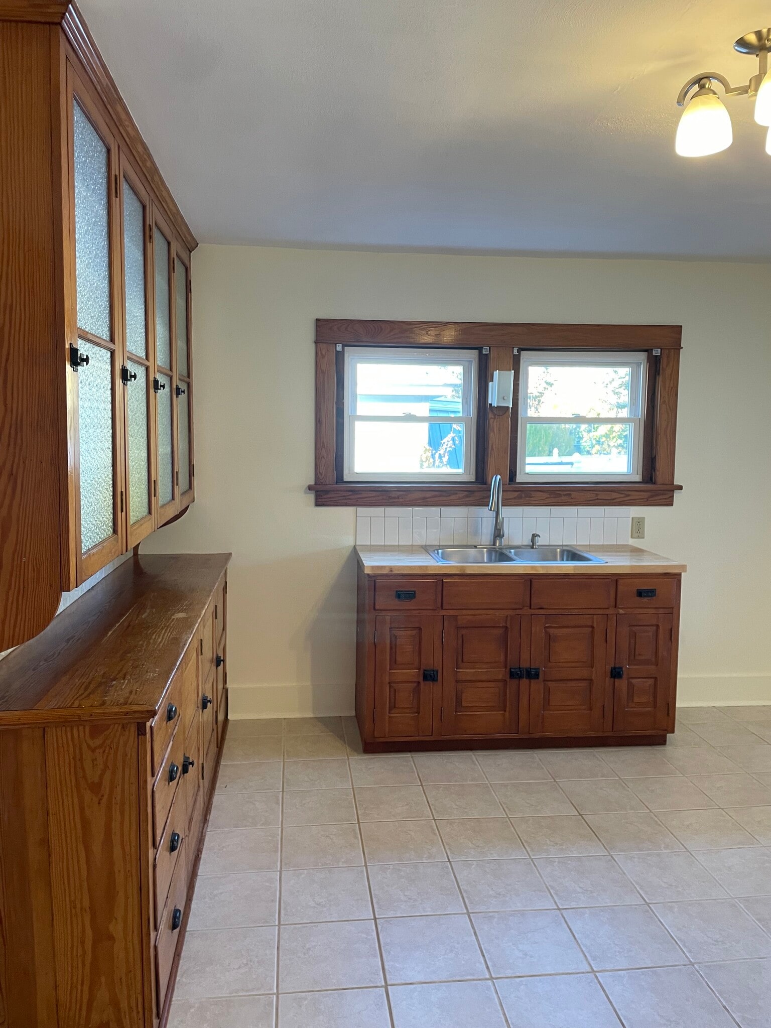 Building Photo - 207 Safford St