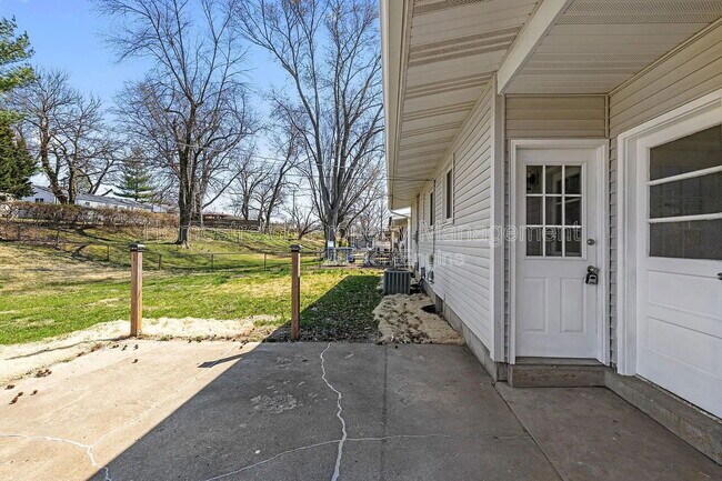 Building Photo - 250 Coteau Ln