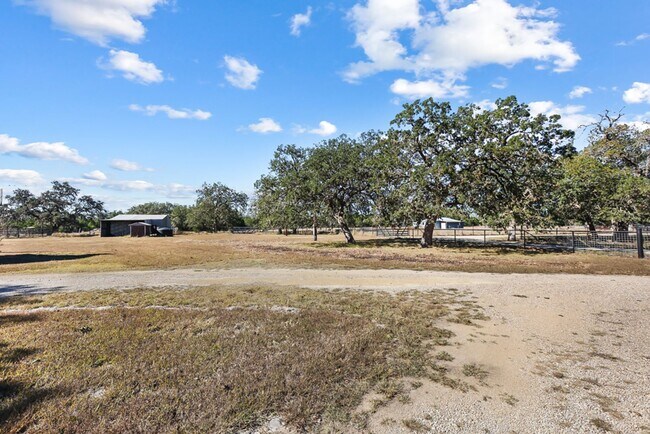 Building Photo - Hill Country Retreat