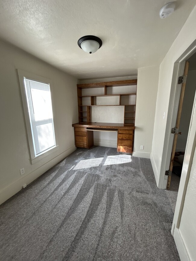 Building Photo - 411 W 9th St