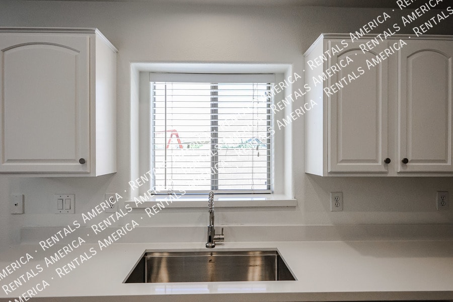 Building Photo - 2276 S Bahama Dr