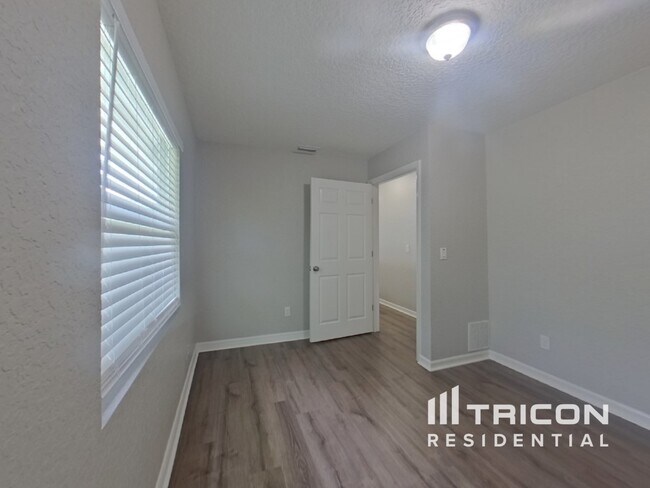 Building Photo - 4011 Palm Dr