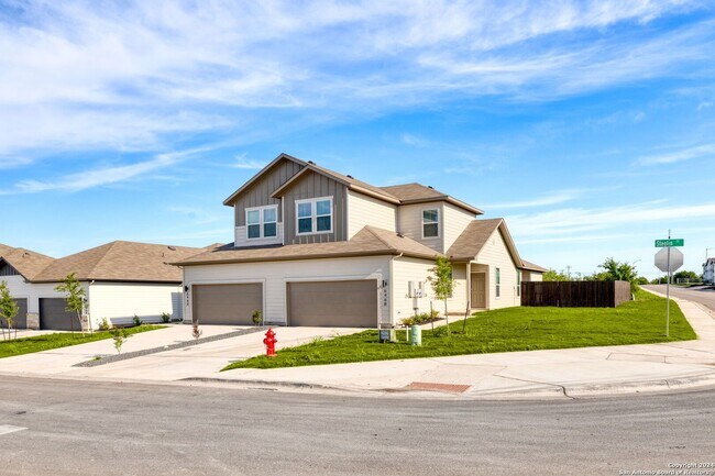 Building Photo - Stunning 4-bedroom, 3-bathroom Luxury Duplex on a HUGE Corner Lot!