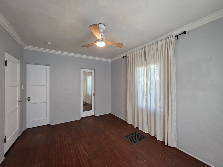 i - 4649 W Point Loma Blvd