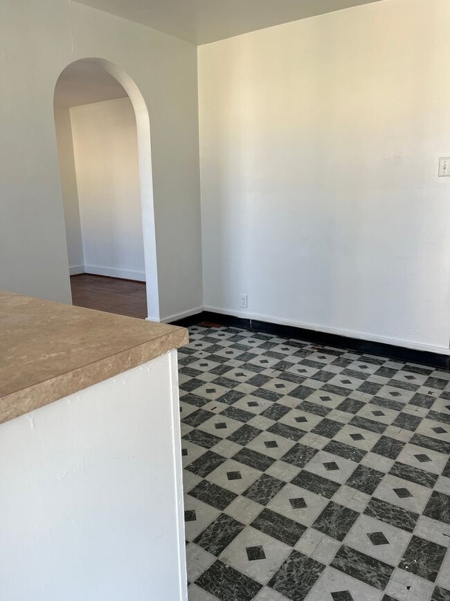 Building Photo - 2528 Sunset Blvd
