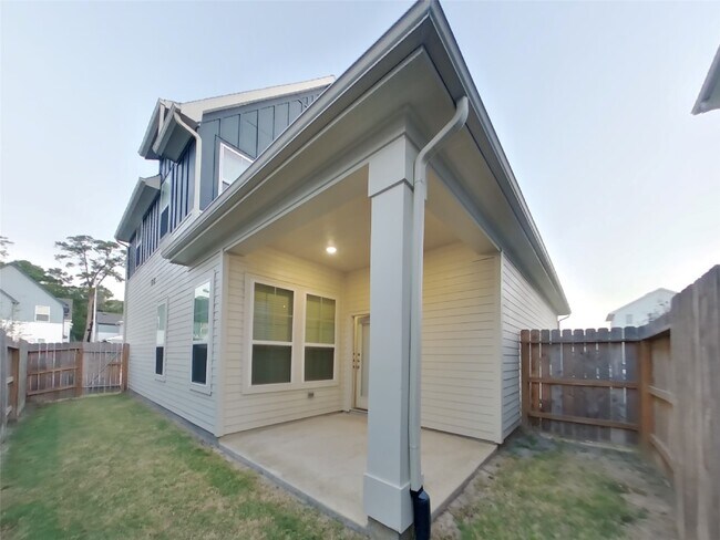 Building Photo - 9835 Willow Creek Commerce Dr