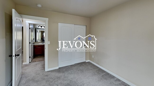 Building Photo - Spacious 5-bedroom home in a great community with 2-car garage, washer and dryer, just minutes fr...