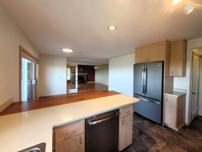 Building Photo - Bayview Condo 2 Bedrooms with Gas Fireplace  - S State St