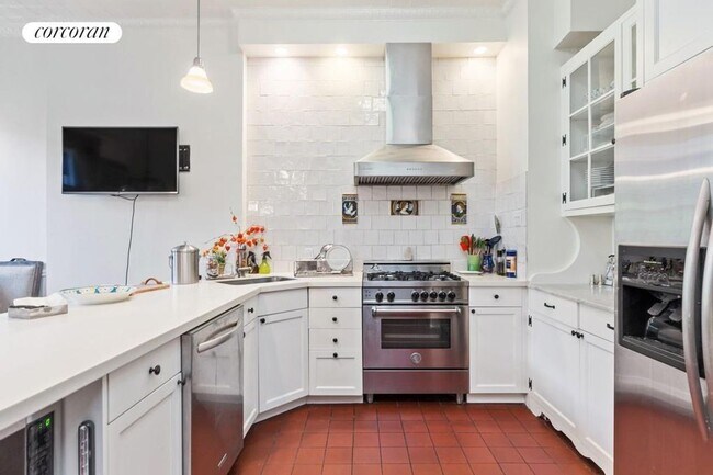 Building Photo - 129 W 94th St