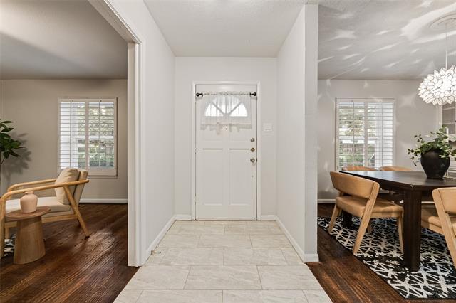 Building Photo - 6848 Town N Dr