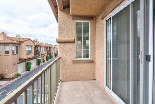 Building Photo - Fantastic 2 Bedroom Townhome minutes away to Camp Pendleton