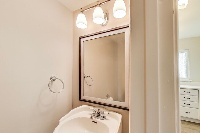 Building Photo - 3 bed + 2 Full + 2 half Bath - End Unit TH