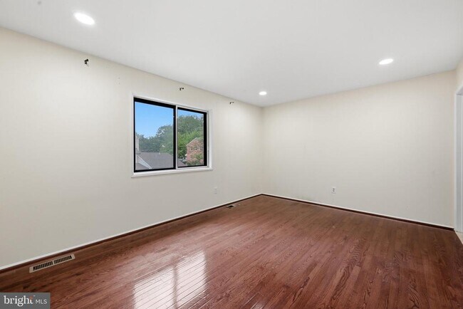 Building Photo - 8811 Burbank Rd