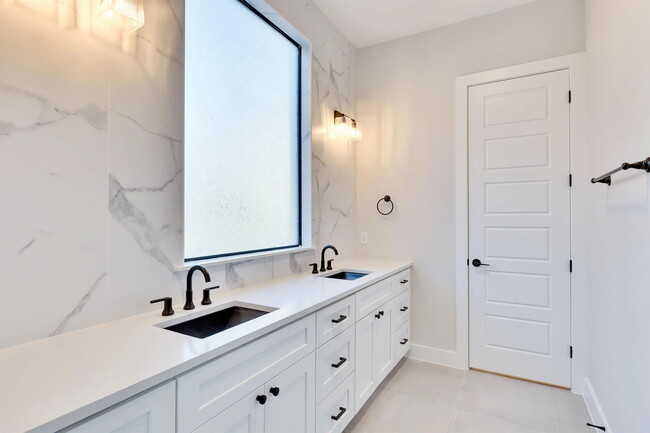 Building Photo - 1304 Minnie Dr