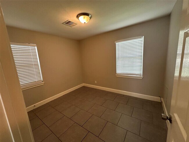 Building Photo - 9329 Chesterfield Dr