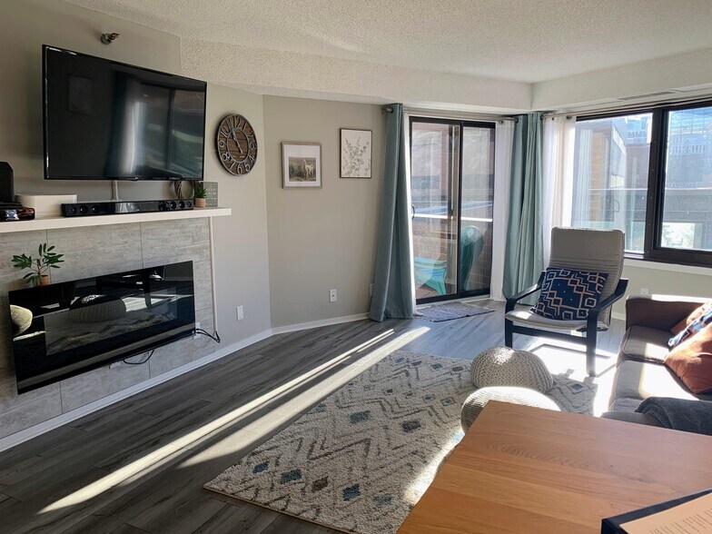 Building Photo - 26 10th St W