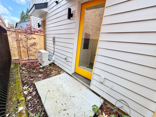 Building Photo - *1 MONTH FREE RENT* A 2bd/2bath Modern Tow...