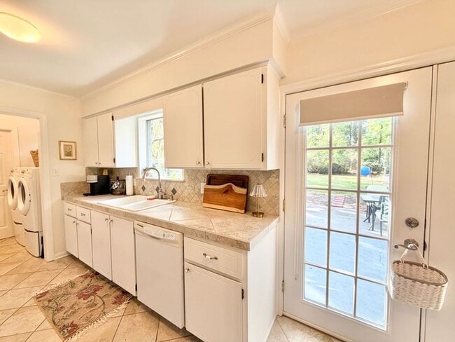 Building Photo - 490 Strathy Hall Dr