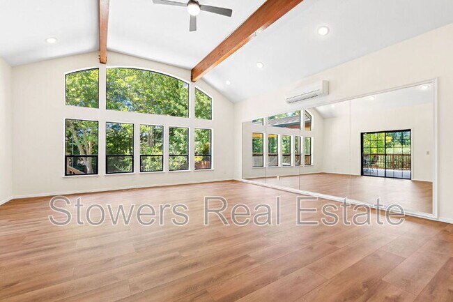 Building Photo - 1121 Douglas Ct
