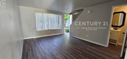 Building Photo - 2 Bed, 1.5 Bath Town Home North Medford