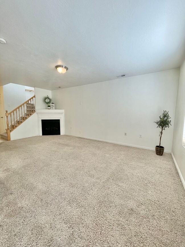 Building Photo - 652 W 800 N