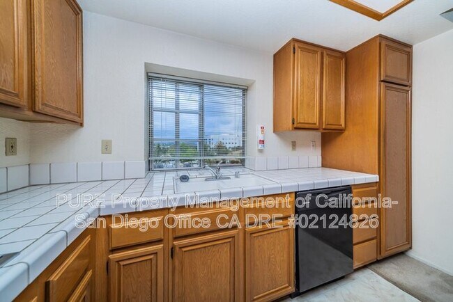 Building Photo - 750 Breeze Hill Rd