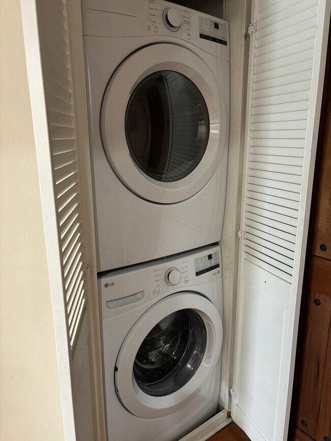 Building Photo - 10926 Bluffside Dr