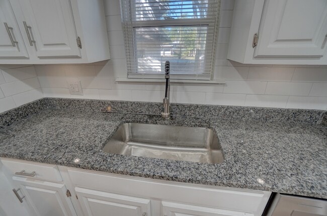 Building Photo - 4 Runyan Ct