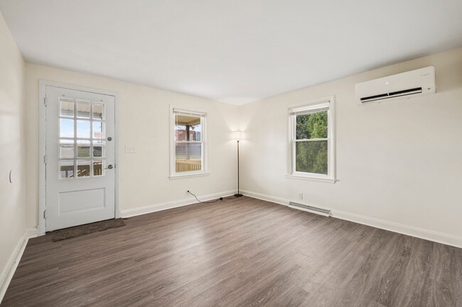 Building Photo - Dolly's