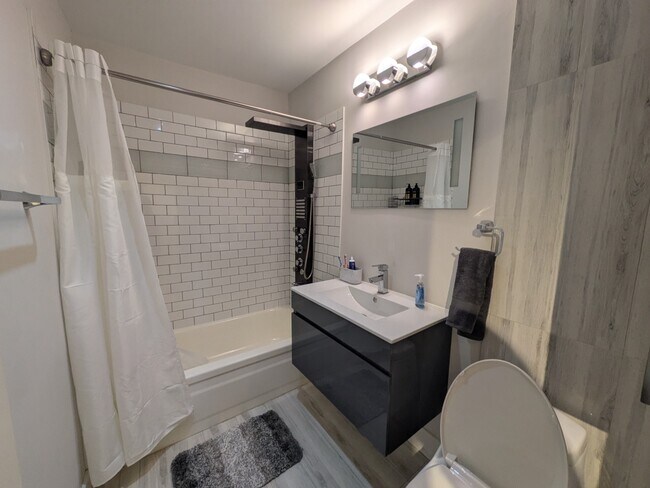 Building Photo - Newly Renovated 1-Bedroom Condo in the Hea...