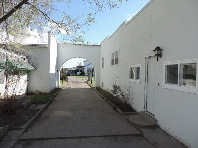 Building Photo - 2 Bed / 1.5 Bath / 2 Car Garage home in Bi...