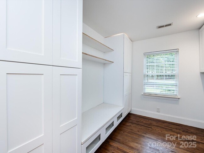 Building Photo - 3109 Forest Lawn Dr