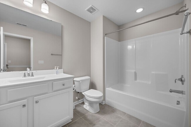 Building Photo - Gorgeous and Spacious 3 Bedroom Townhome, ...