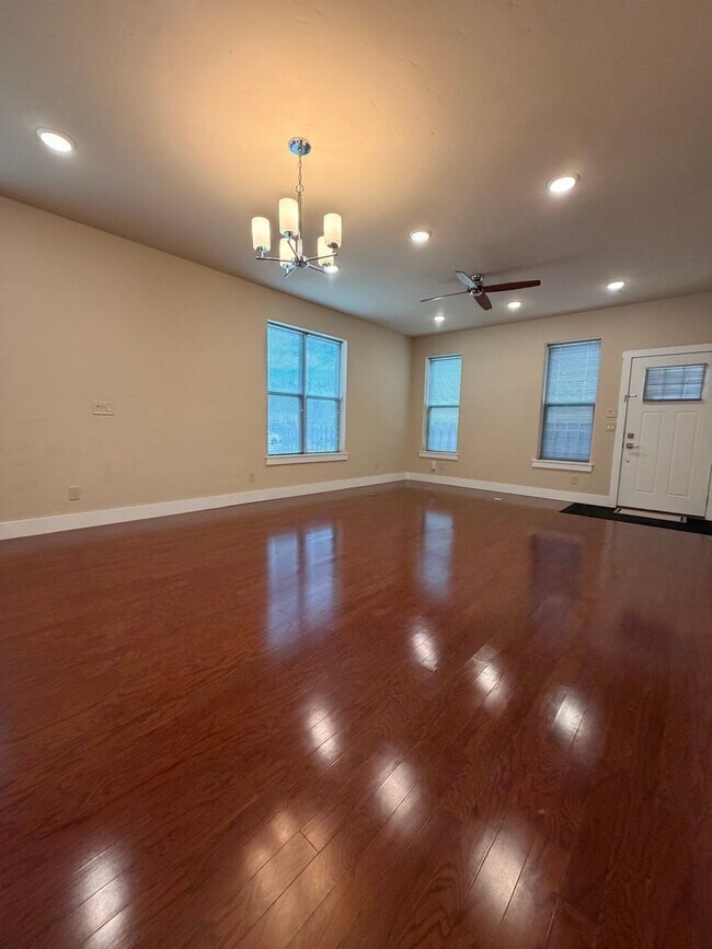 Building Photo - 525 E Kiowa St