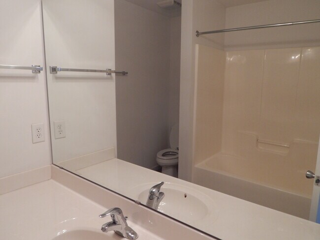 Building Photo - End Unit 3 Bedroom/3 Bath in Saylor's Watch. Trash included!