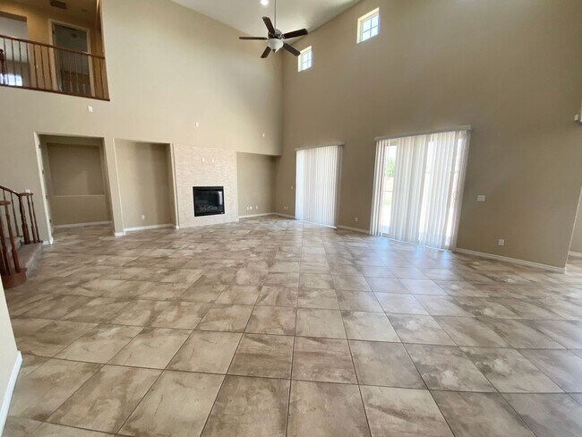 Building Photo - 4/BD 3.5/BA Spacious Home in Gated Communi...