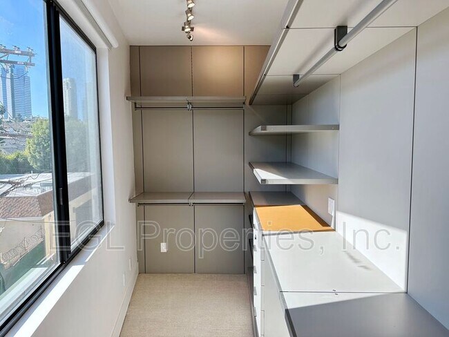 Building Photo - 1223 S Roxbury Dr