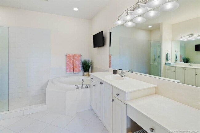 Building Photo - 2371 SW Carriage Hill Terrace