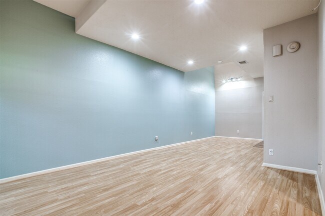 Building Photo - 800 Country Pl Dr