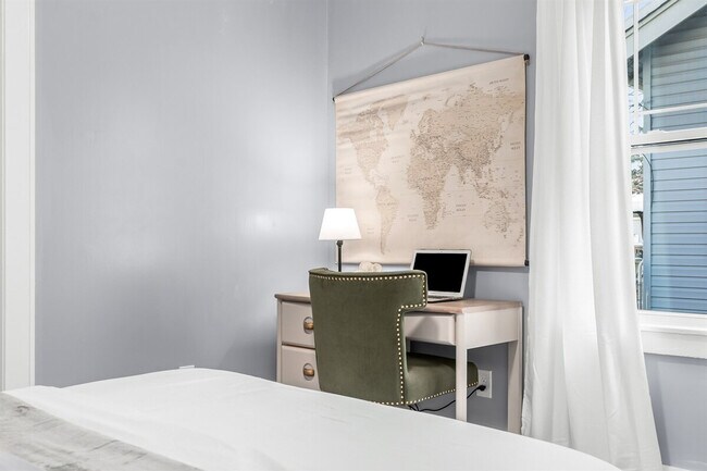 Building Photo - 419 S Kenwood Ave