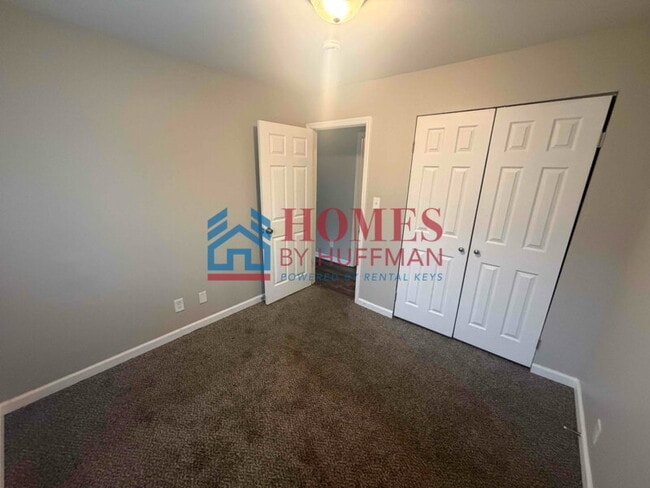 Building Photo - 2 Bedroom Apartment | Downstairs | Laundry Facility | Move In Special
