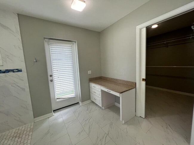 Building Photo - 4220 49th Ave S