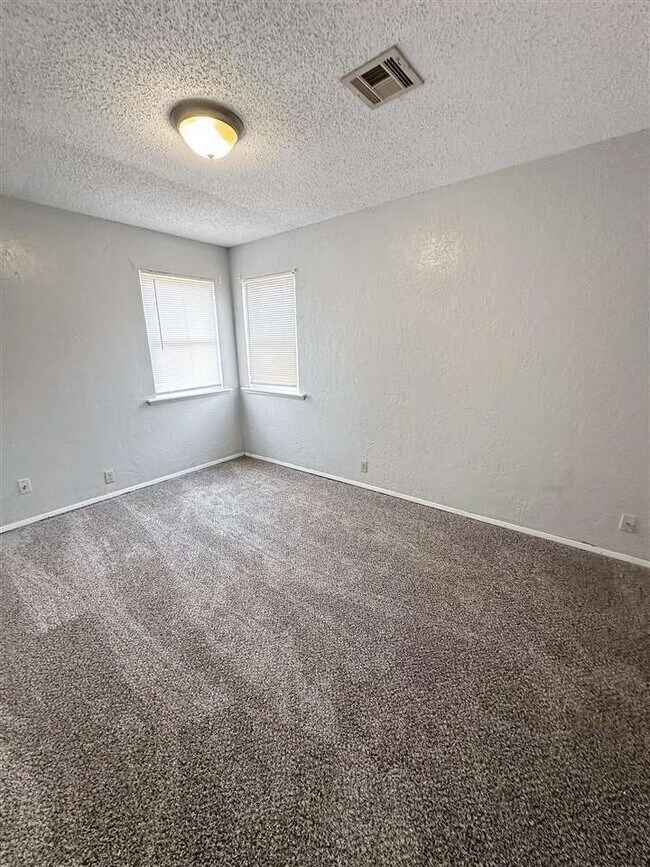 Building Photo - 106 Oak St