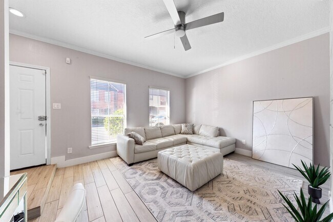 Building Photo - 7700 Creekbend Dr